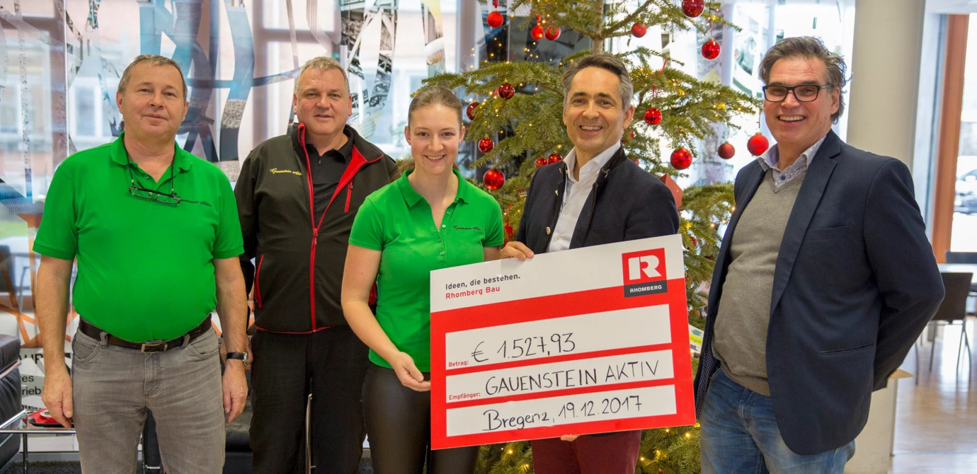 Weihnachtsengel Hubert Rhomberg (2. v. r.) und Helmut Salzgeber (r.) (beide Rhomberg Gruppe) übergaben ihre Spende an Erich Fritz, Artur Heim und Stefanie Burtscher (v. l. n. r.) von „Gauenstein Aktiv“.