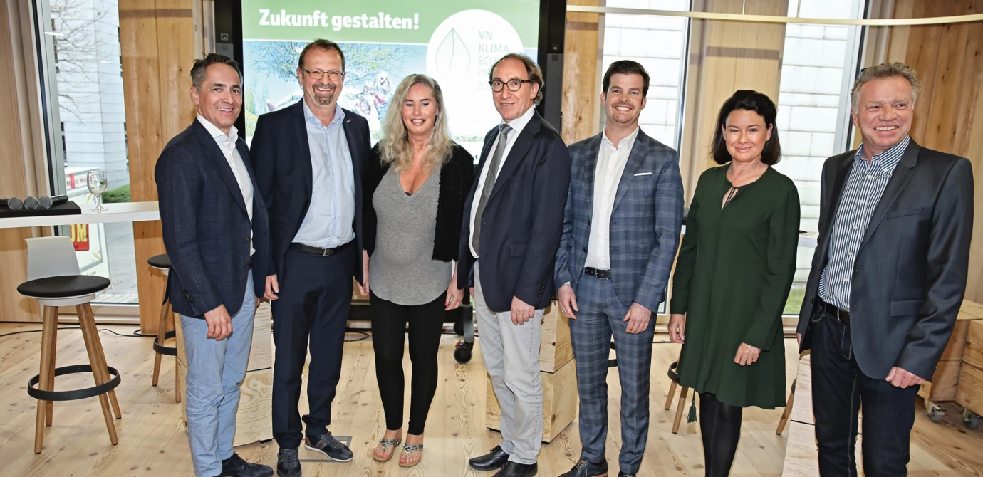 v.l.n.r.: Hubert Rhomberg, Bgm. Rainer Siegele, VN-Klimaschutzprojektleiterin Verena Daum, LR Johannes Rauch, IV-GF Mathias Burtscher, Moderatorin Angelika Böhler, GF Gerhard Günther (vkw innovation hub)