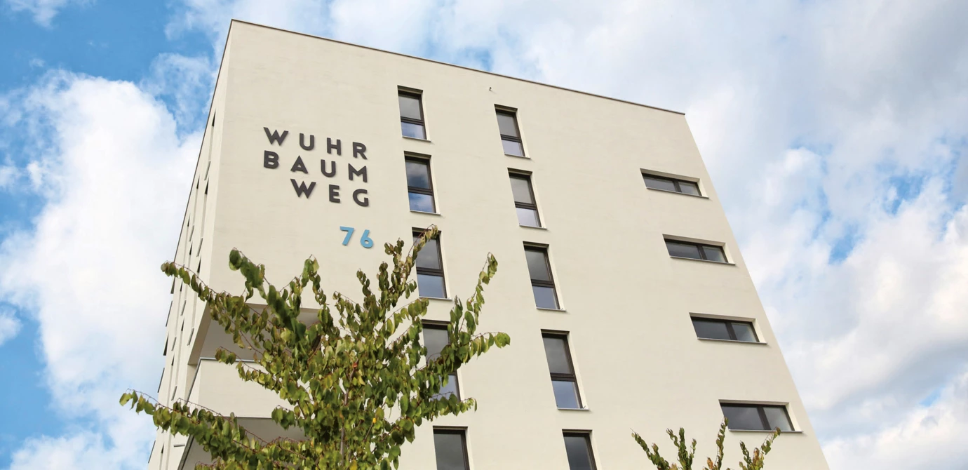 Auch von oben „oho“: Der Sonne entgegen mit einer Solaranlage, auch das Lüftungsgerät „wohnt“ auf dem Dach. 