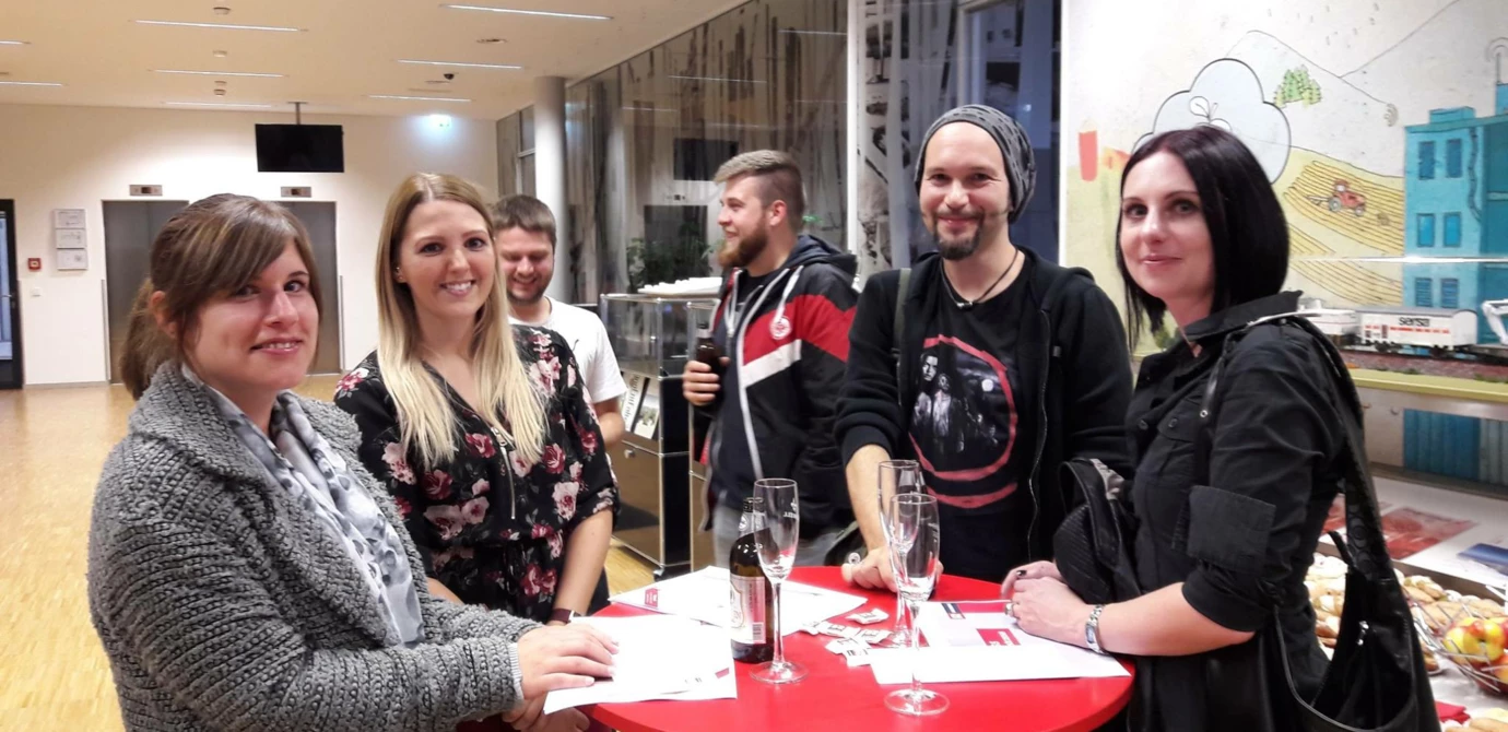 Reges Interesse: zahlreiche Wohnungskäufer der Wohnanlage St. Gebhardstraße bei der Allthings-Präsentation