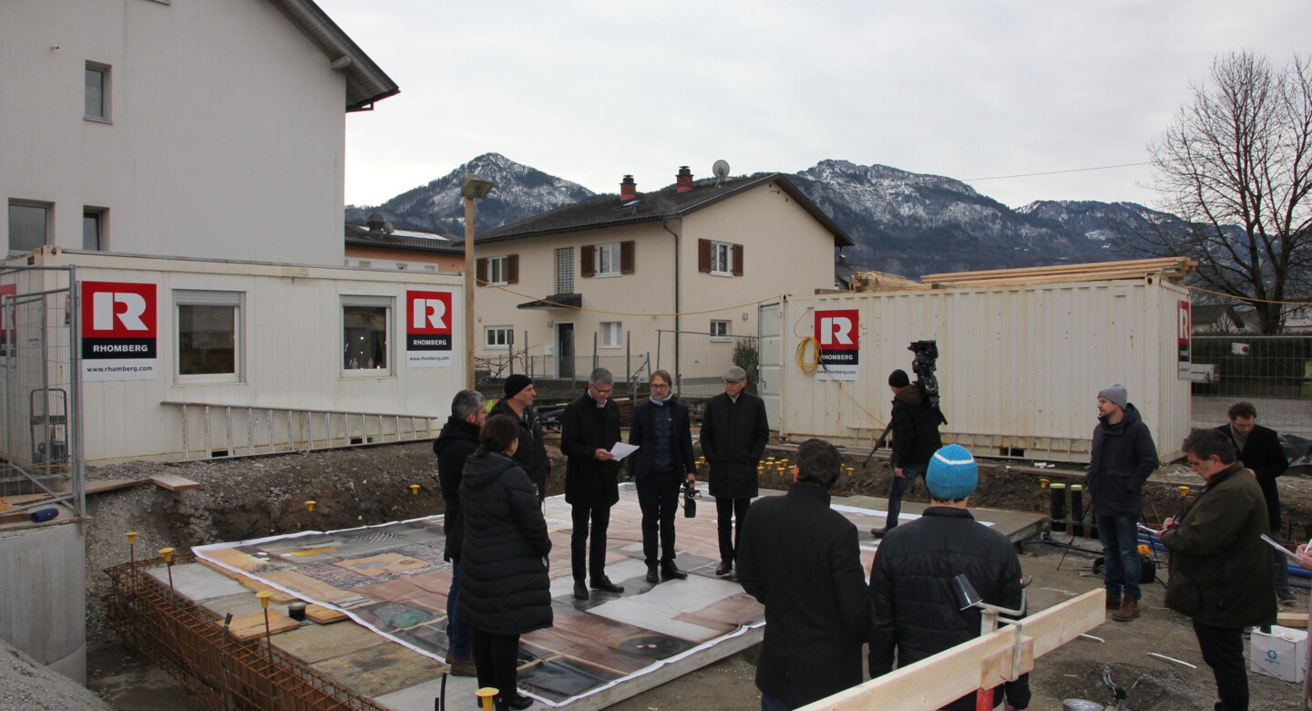 Rossmähder Personen auf Baustelle stehen auf Fundament 2 Rossmähder Personen auf Baustelle stehen auf Fundament 2