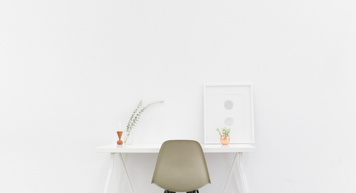 Rossmähder Raum mit weißer Wand, Schreibtisch und Stuhl