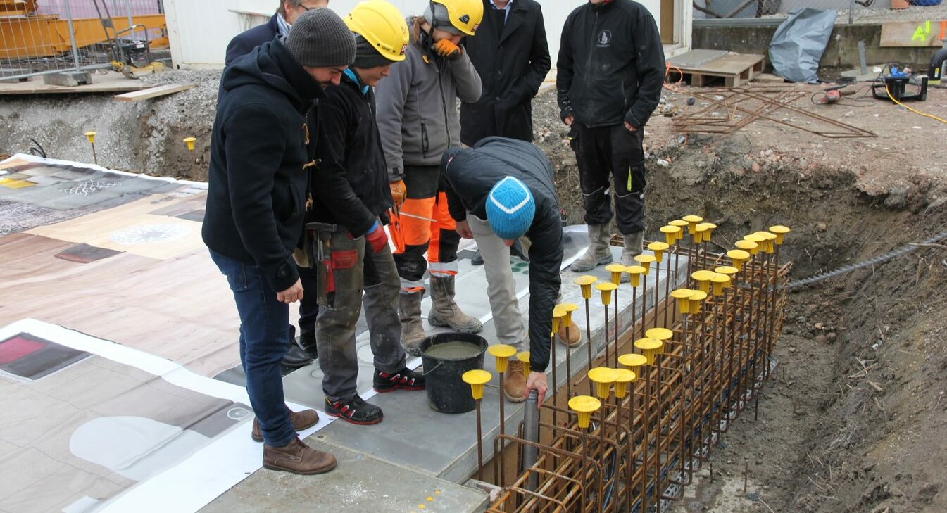 Rossmähder Personen auf Baustelle stehen auf Fundament Rossmähder Personen auf Baustelle stehen auf Fundament