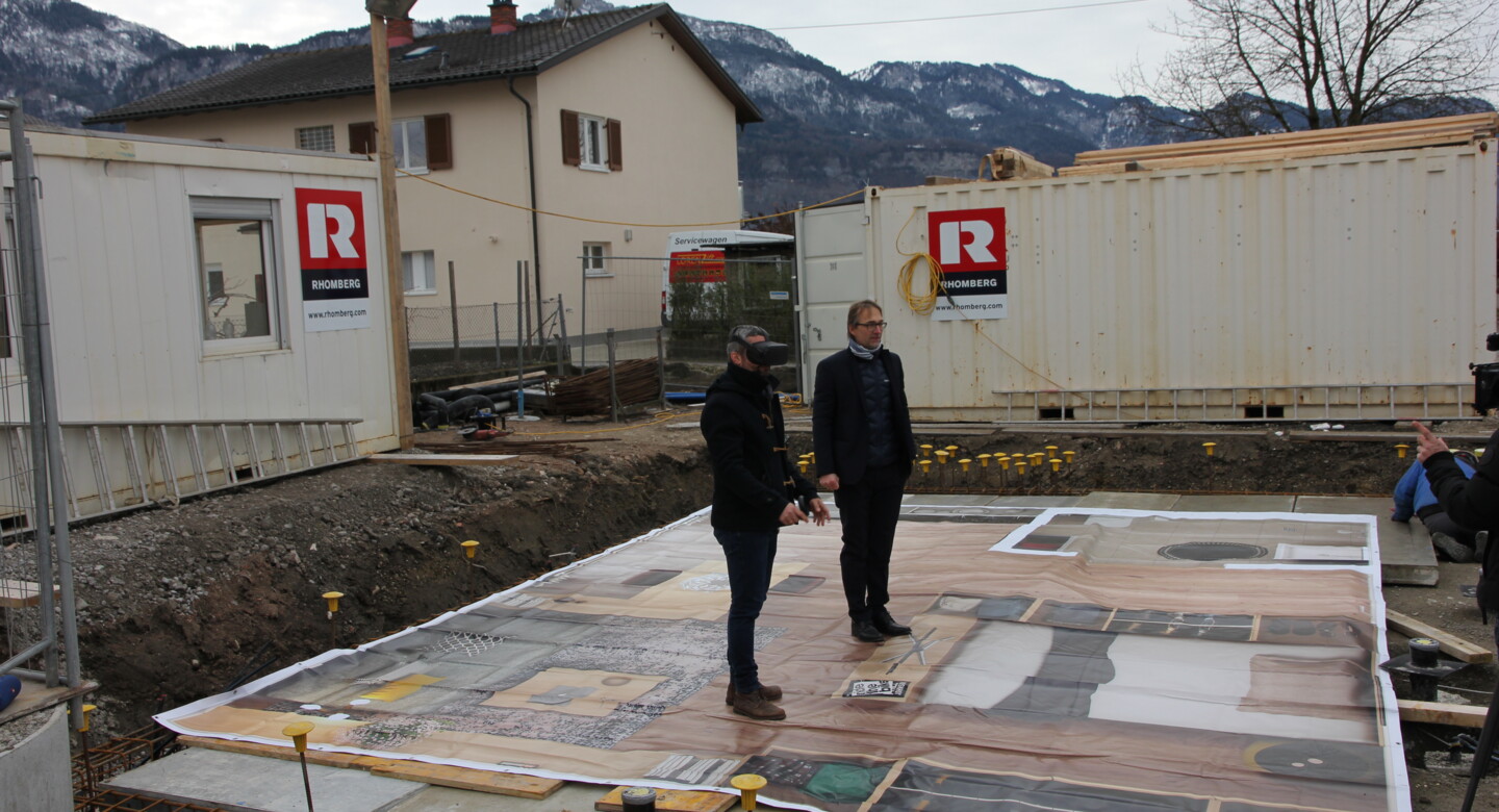 Rossmähder Personen auf Baustelle stehen auf Fundament 3 Rossmähder Personen auf Baustelle stehen auf Fundament 3