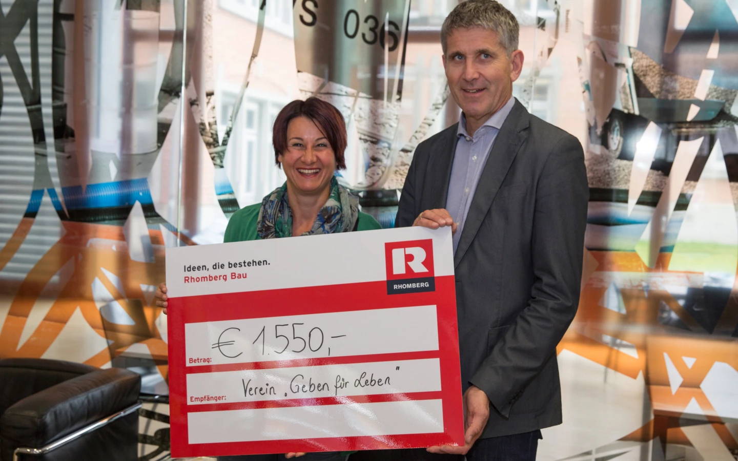 Scheckübergabe von Geschäftsführer Martin Summer an Susanne Marosch