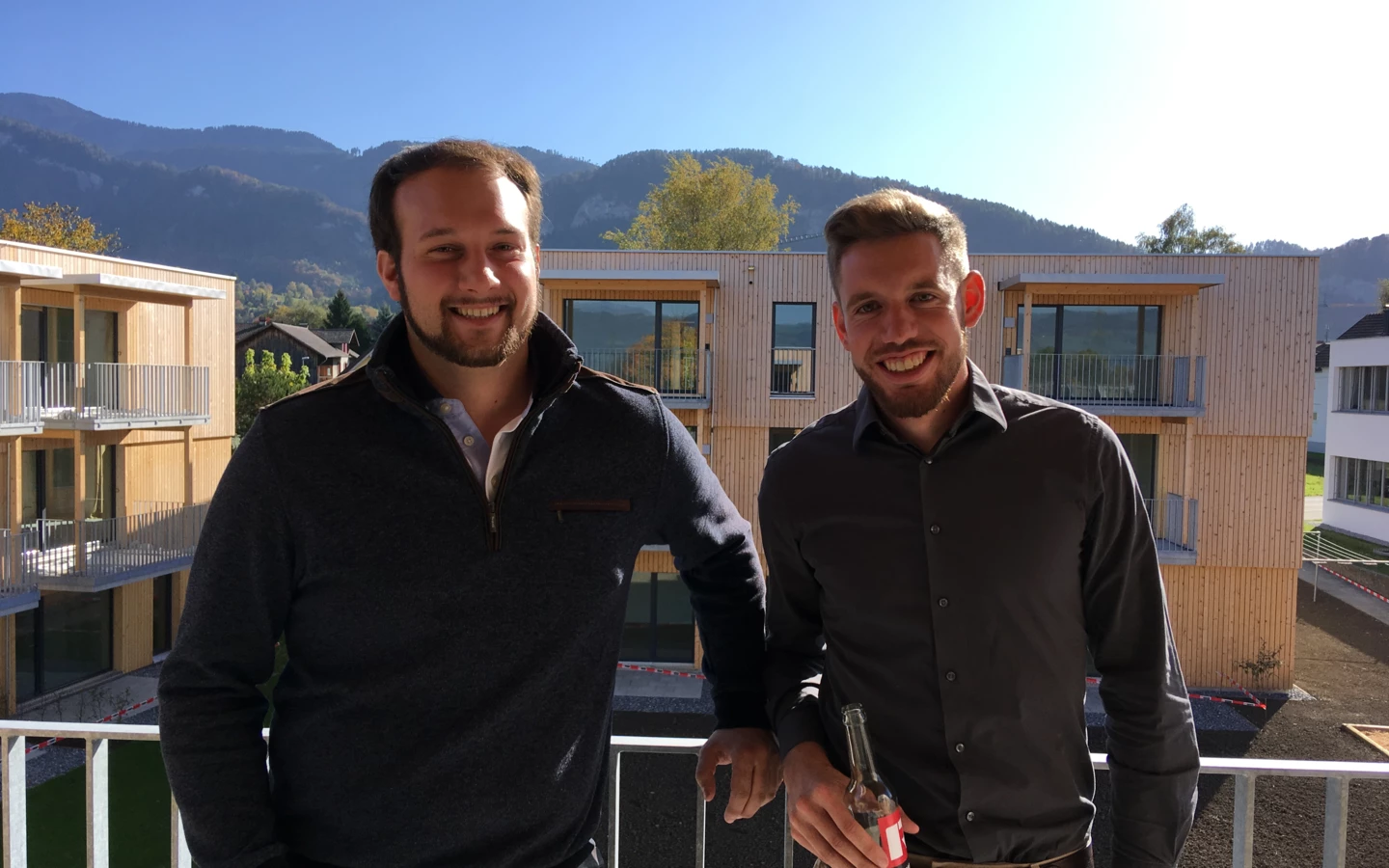 Die Bauleiter Alexander Hilbe und Andreas Kutter in der Wohnanlage Blattur in Götzis.