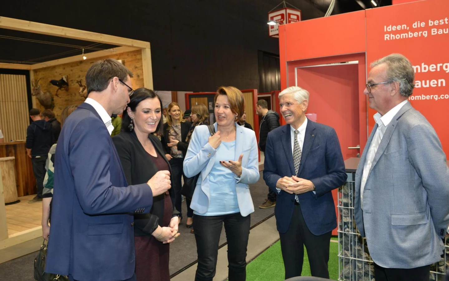 Bei der Eröffnung der com:bau: Vorarlbergs Landeshauptmann Markus Wallner, Bundesministerin Elisabeth Köstinger, Dornbirns Bürgermeisterin Andrea Kaufmann, Walter-Heinz Rhomberg und Rhomberg Geschäftsführer Peter Greußing (v.l.) (Foto: Landespressestelle Vorarlberg)