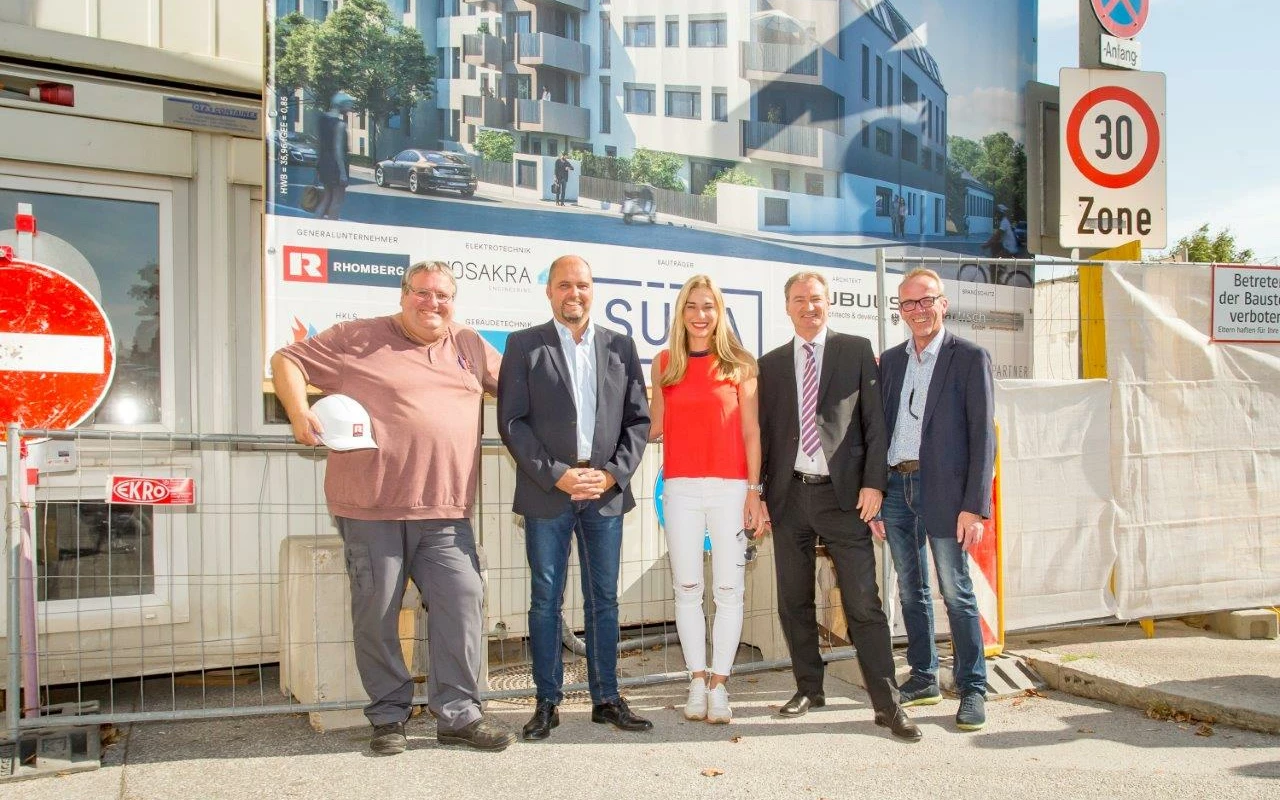 Bauvorhaben Josef-Kutscha-Gasse 11: Gerhard Schildhammer (Polier Rhomberg Bau), Wolfgang Weis (PL SÜBA), Barbara Schett, Heinz Fletzberger (SÜBA-Vorstand), Michael Prinz (PL Rhomberg Bau) (Bildrechte: © Leadernet / C. Mikes)