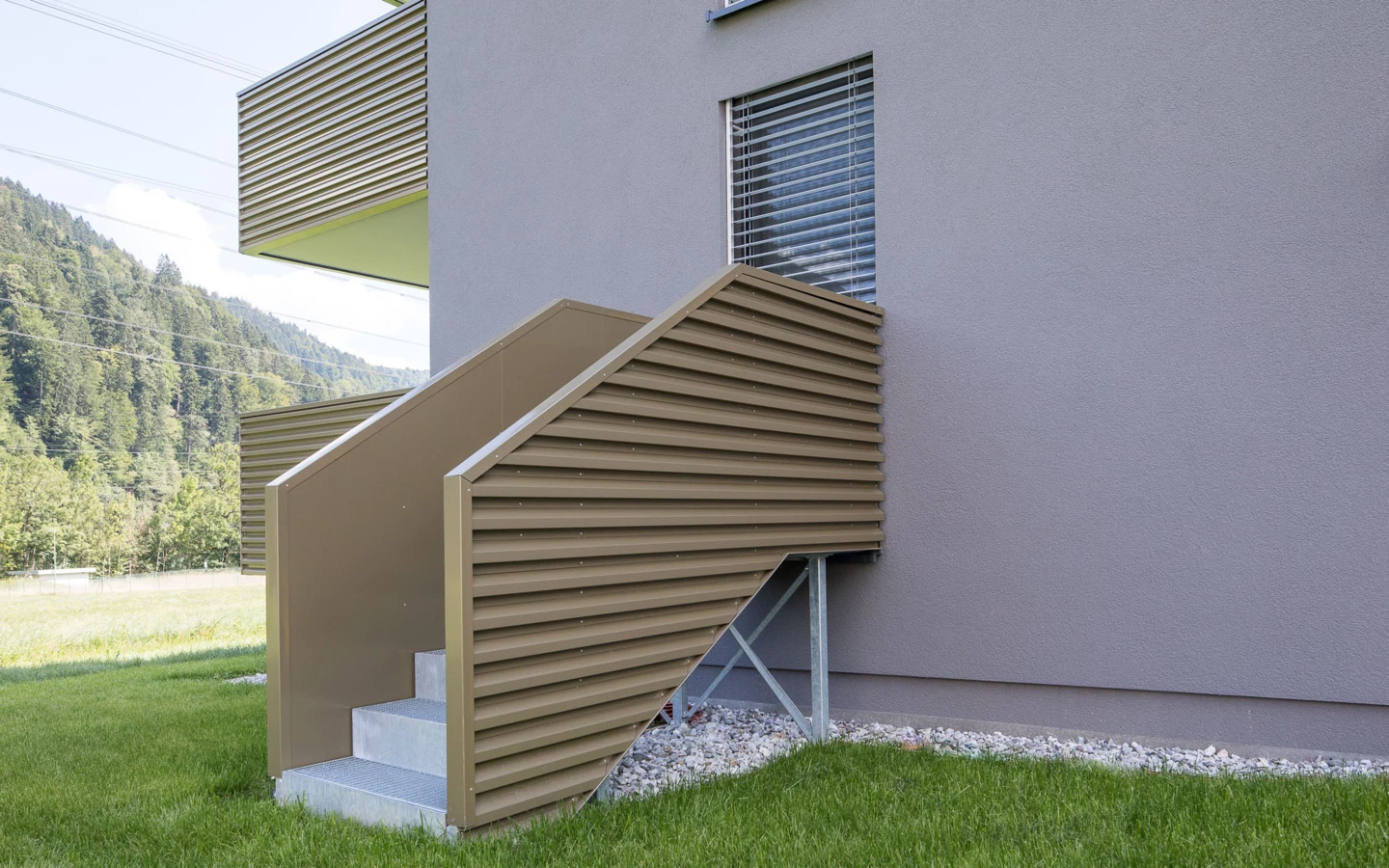 Wohnanlage Bahnhofsstrasse Vandans aussen Stiege