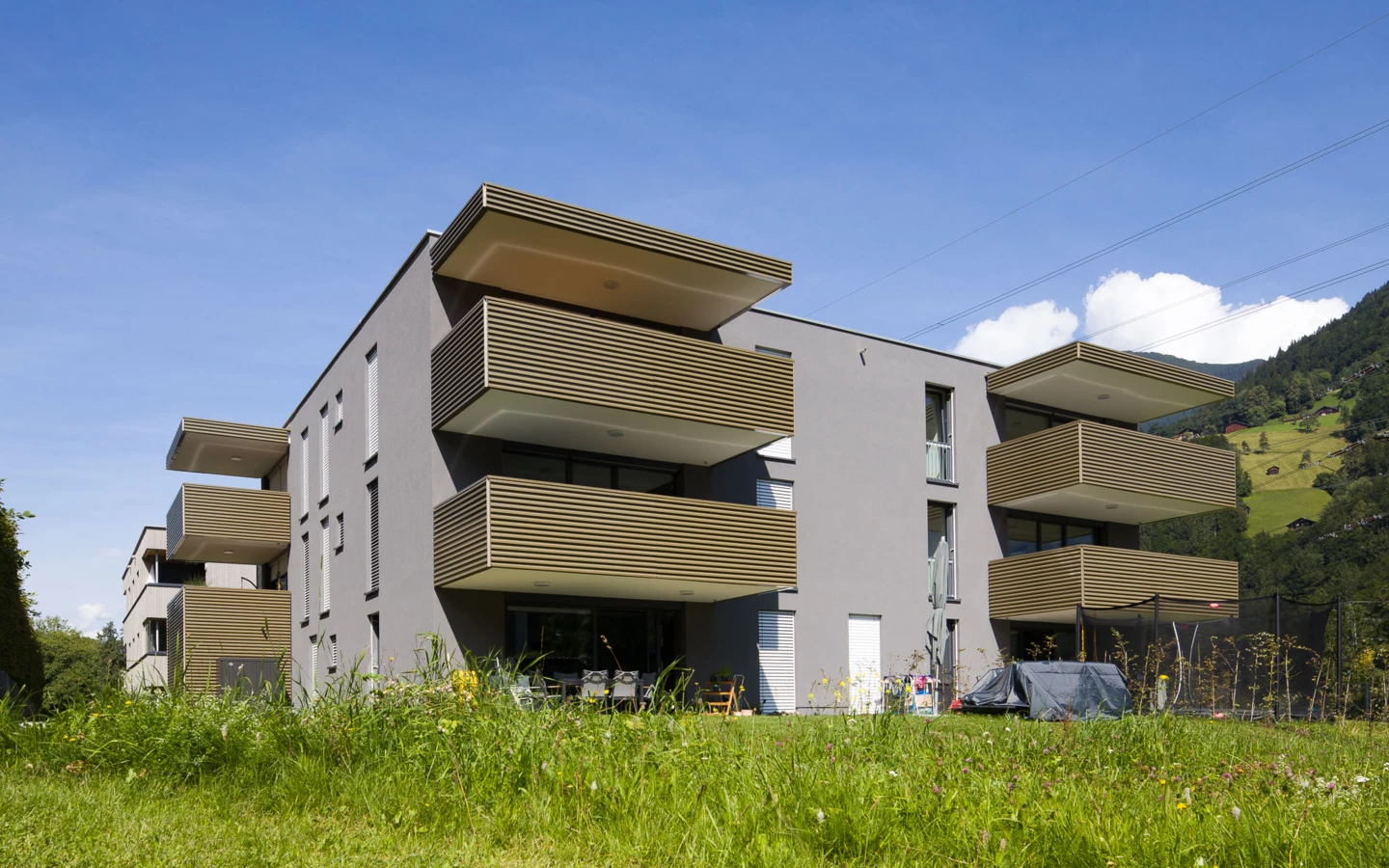 Wohnanlage Bahnhofsstrasse Vandans aussen Wiese 2