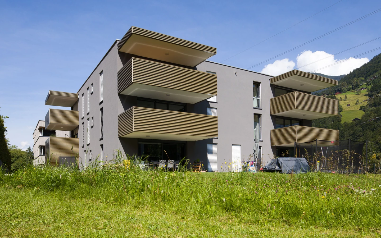 Wohnanlage Bahnhofsstrasse Vandans aussen Wiese