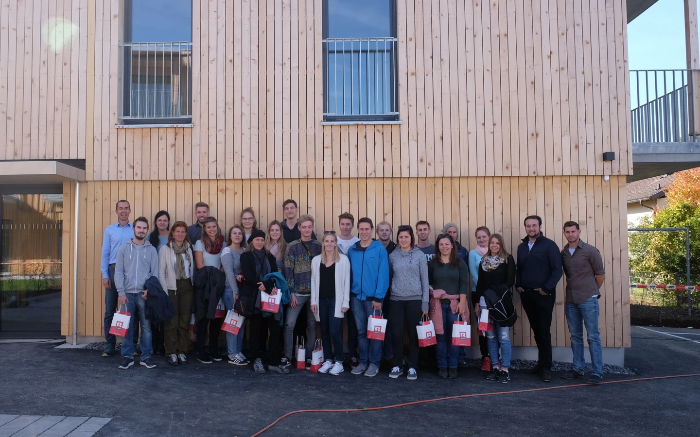 Exkursion durch die Wohnanlage Blattur in Götzis: Alexander Hilbe infomiert die Studierenden der FH-Salzburg.