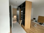 Gerade fertiggestelltes Wohnzimmer mit Werkzeug und Material