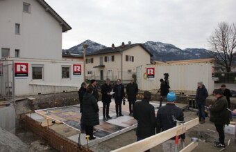 Rossmähder Personen auf Baustelle stehen auf Fundament 2