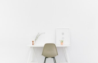 Rossmähder Raum mit weißer Wand, Schreibtisch und Stuhl