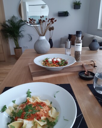 Gedeckter Esstisch Ausschnitt mit Essen David