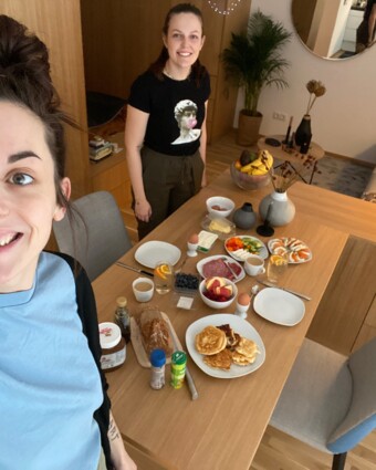 Gedeckter Esstisch mit Essen und zwei Frauen David