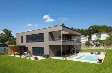 Das sanierte und erweiterte Generationenhaus in Hohenweiler (© Dietmar Walser)