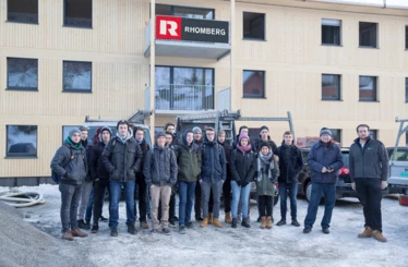 Die Schüler der 3. Klasse der HTL Rankweil besuchten mit ihrem Lehrer Andreas Postner (2. v. r.) die Baustelle vom Rhomberg-Bauleiter und ehemaligen Schüler Alexander Hilbe (ganz rechts) in der Heldenstraße, Feldkirch.