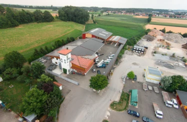 Die neuesten Produktions- und Lagergebäude sowie Büroräumlichkeiten und Erweiterungsflächen in der Sohm HolzBautechnik: Luftaufnahme des Firmenstandorts Gamper Holzbau – Bauprojekt GmbH in Bellenberg. Foto: Andreas Gamper.