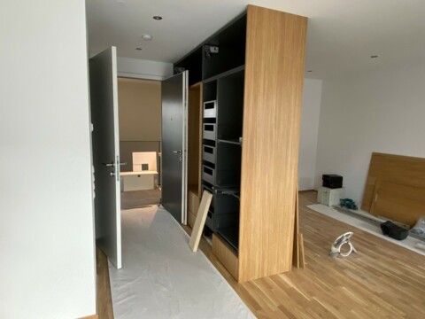 Gerade fertiggestelltes Wohnzimmer mit Werkzeug und Material