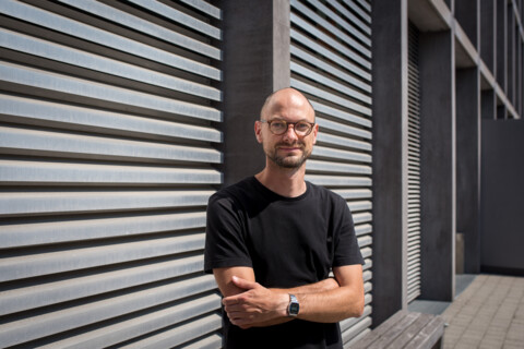 Benedikt vor Häuserfassade David