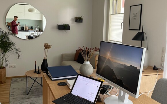 Schreibtisch mit Büroutensilien und Spiegel David