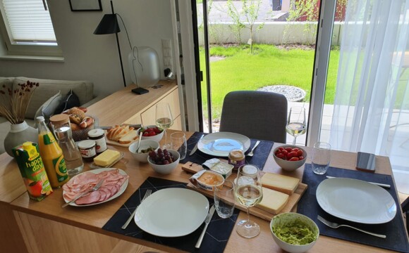Gedeckter Esstisch mit Essen David