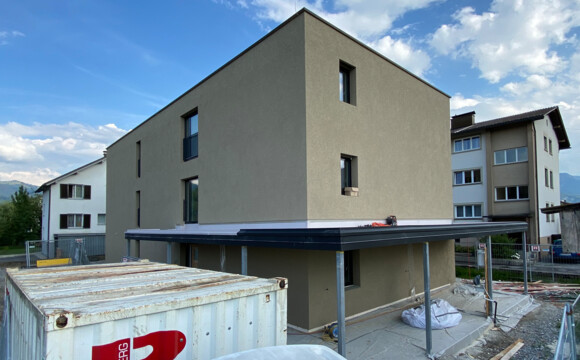 Gebäude von Außen mit Baustelle und Container David