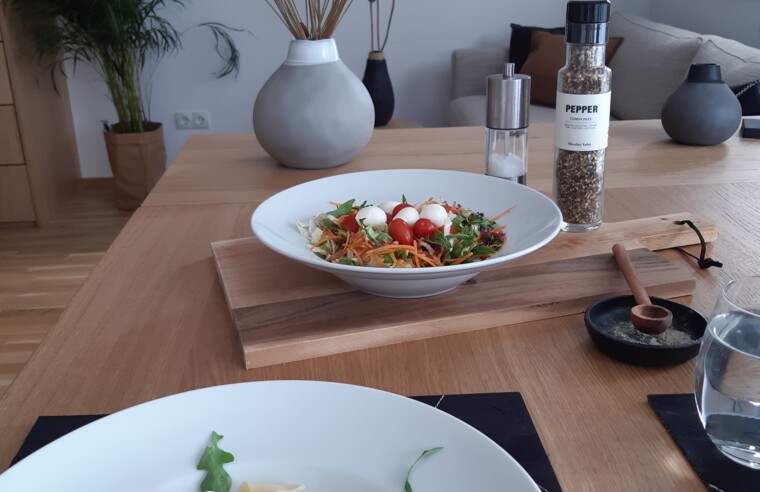 Gedeckter Esstisch Ausschnitt mit Essen David
