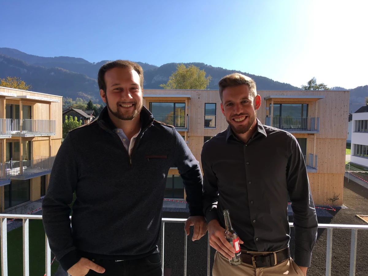 Die Bauleiter Alexander Hilbe und Andreas Kutter in der Wohnanlage Blattur in Götzis.