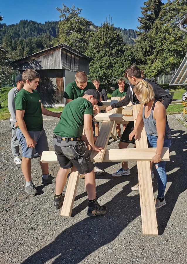 Bild von Lehrlingen 2019 beim Zusammenbauen von Holzteilen