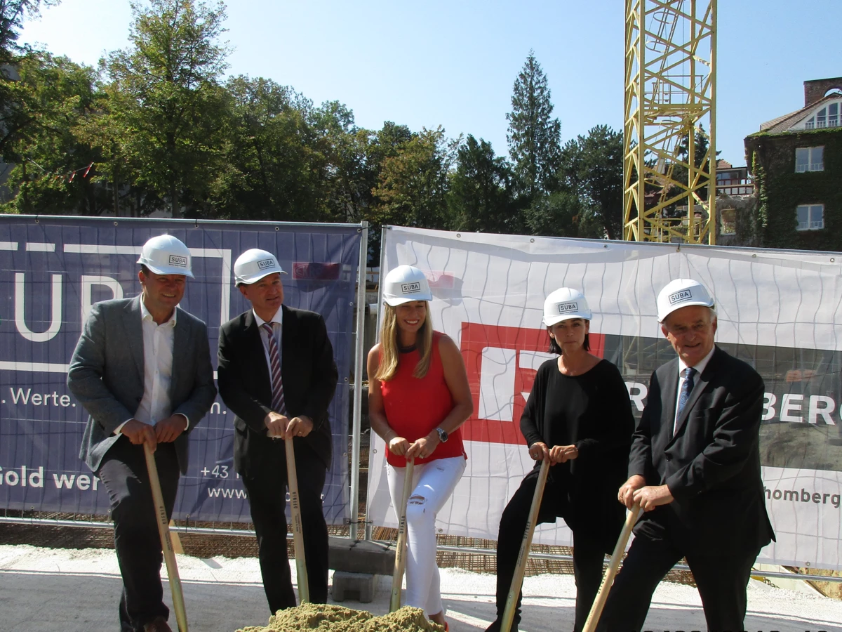 Bauvorhaben Hartäckerstraße 118 (v.l.n.r.): Werner Rünzler (GFL GU-Wien Rhomberg Bau), Heinz Fletzberger (SÜBA-Vorstand), Barbara Schett, Arch. Eveline Malek, Bezirksvorsteher Adolf Tiller. 