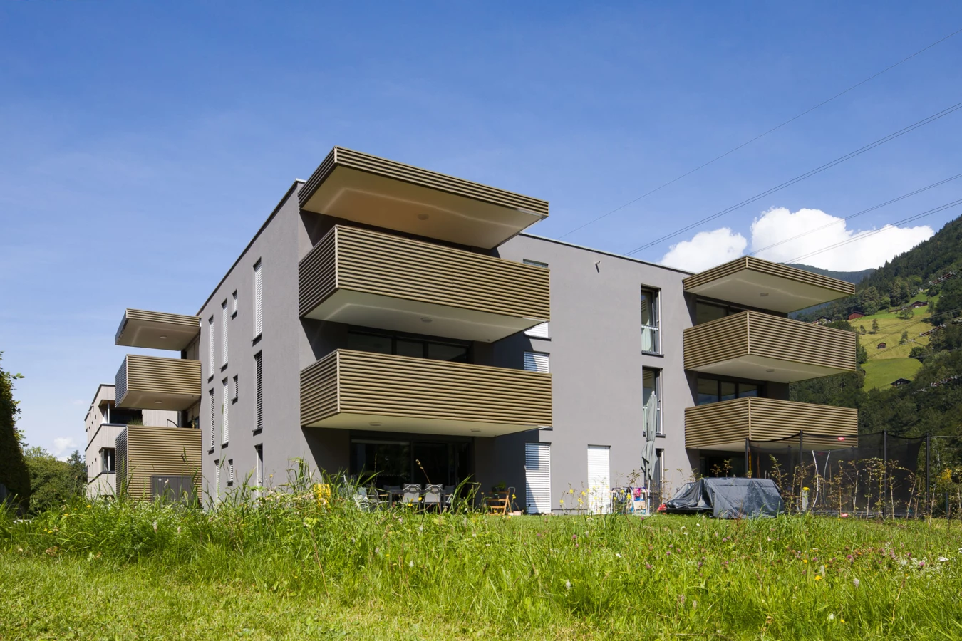 Wohnanlage Bahnhofsstrasse Vandans aussen Wiese 2