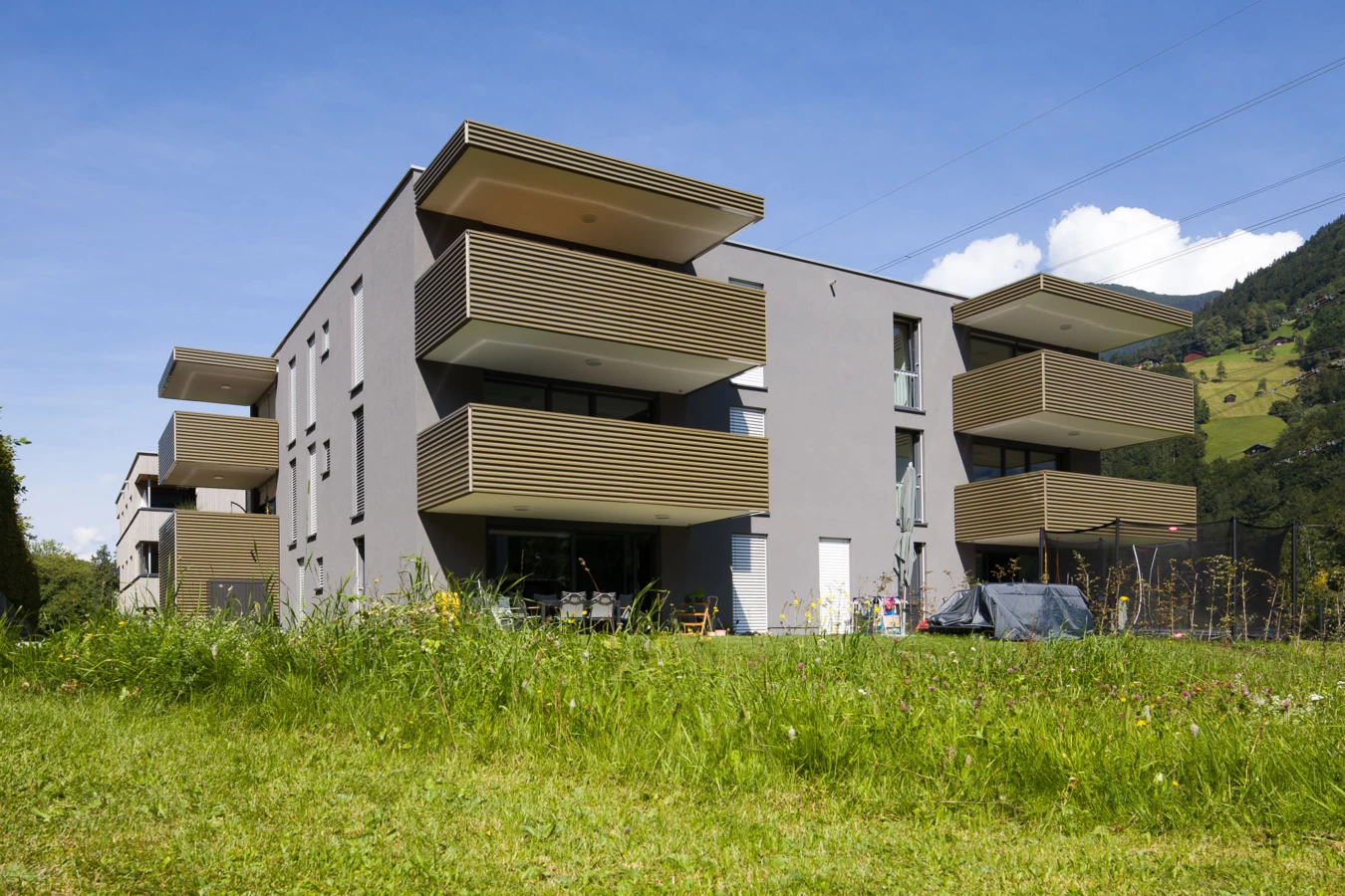 Wohnanlage Bahnhofsstrasse Vandans aussen Wiese