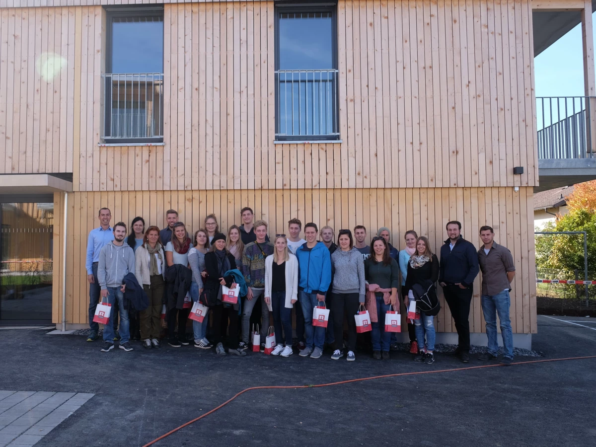 Exkursion durch die Wohnanlage Blattur in Götzis: Alexander Hilbe infomiert die Studierenden der FH-Salzburg.