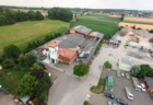 Die neuesten Produktions- und Lagergebäude sowie Büroräumlichkeiten und Erweiterungsflächen in der Sohm HolzBautechnik: Luftaufnahme des Firmenstandorts Gamper Holzbau – Bauprojekt GmbH in Bellenberg. Foto: Andreas Gamper.
